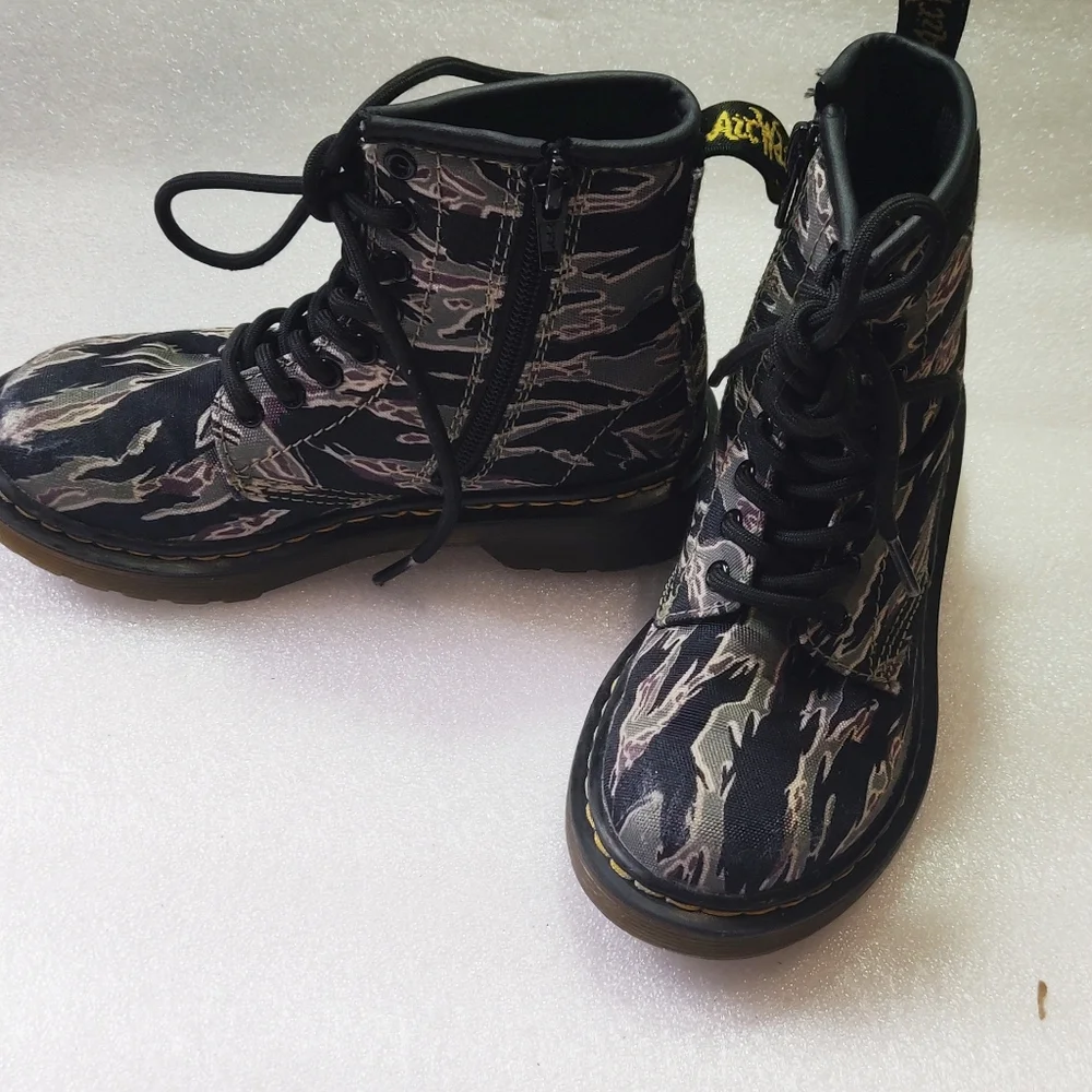 Dr. Martens Kids Camouflage Lace-Up Boots in Green and Black